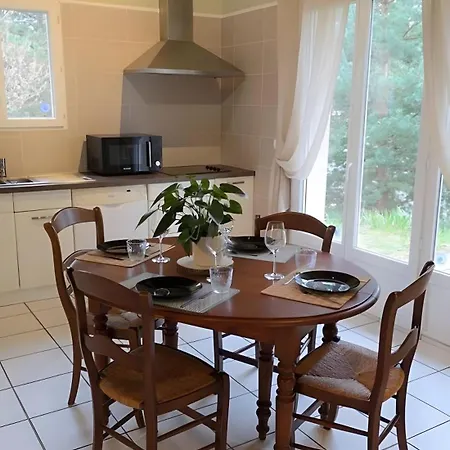 Maisonnette Les Issignols * Colombier-le-Vieux