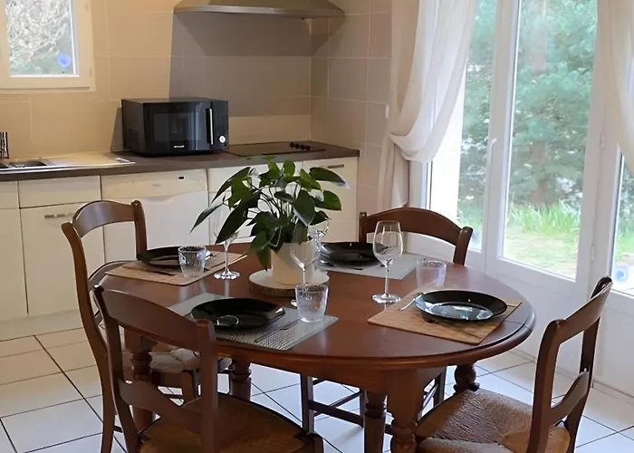Maisonnette Les Issignols * Colombier-le-Vieux